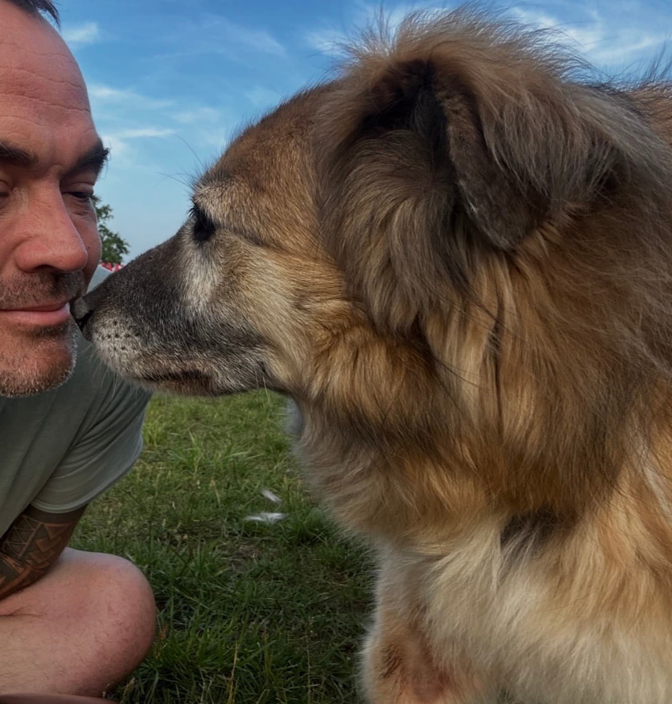Henry van de Bovenkamp, neus aan neus met zijn hond