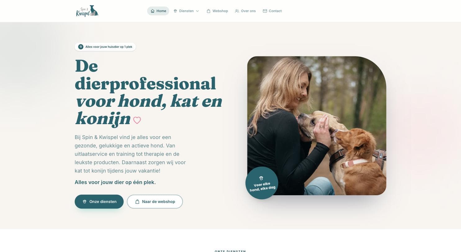 Homepage van Spin & Kwispel: een groenblauwe pagina met roze accenten en een foto van een vrouw tussen twee honden.